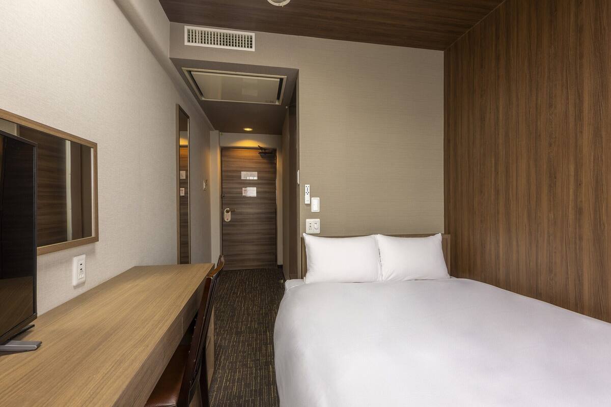 standard double room, 1 double bed, non smoking | 1 bedroom, in-room safe, desk, laptop workspace