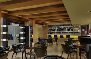 Sert le déjeuner, le dîner et le brunch