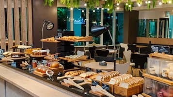 Café da manhã com buffet nos fins de semana (BRL 53.00 por pessoa)