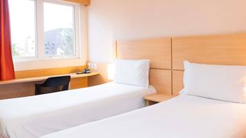 Quarto duplo standard, 2 camas de solteiro | Roupas de cama antialérgicas, frigobar, cofres nos quartos, escrivaninha