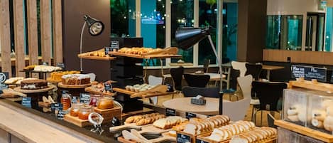 Desayuno buffet los fines de semana (con cargo)