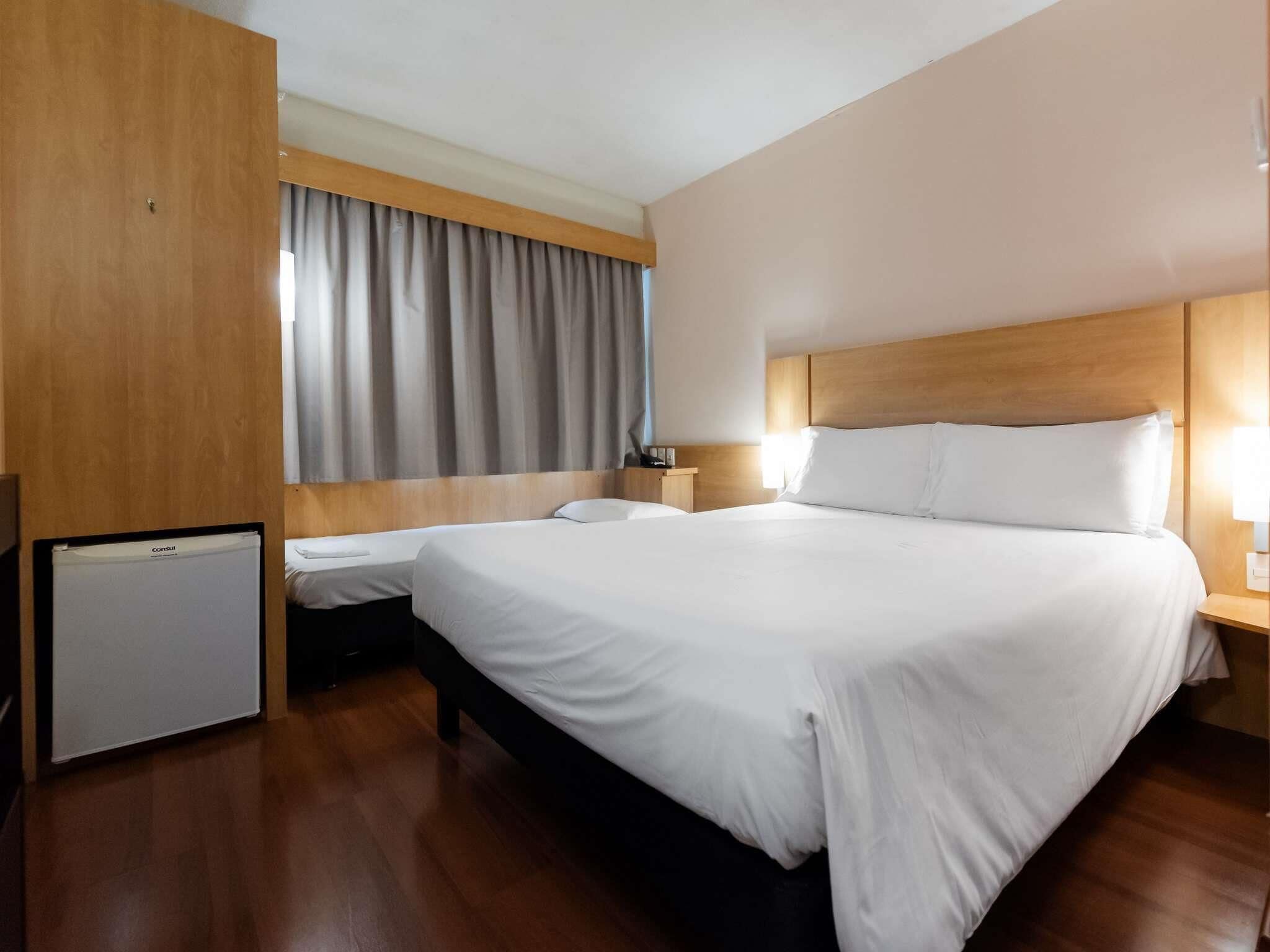 Habitación estándar, varias camas | Ropa de cama hipoalergénica y minibar 