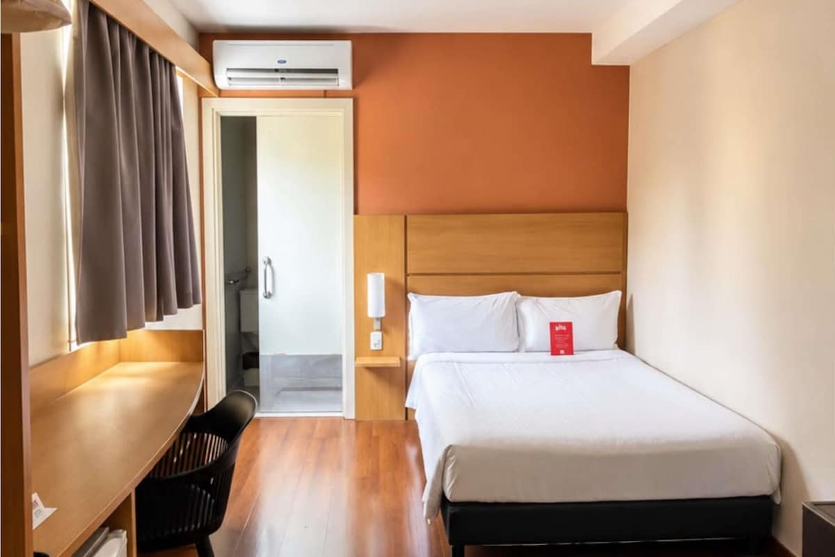 Standard Room, 1 Double Bed, Accessible | Hypo-allergenic bedding, minibar, in-room safe, desk