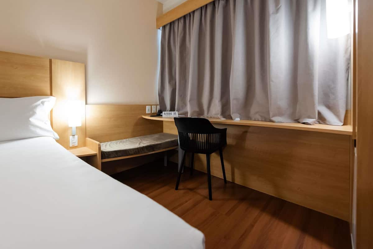 Quarto standard, 1 cama de casal | Roupas de cama antialérgicas, frigobar, cofres nos quartos, escrivaninha