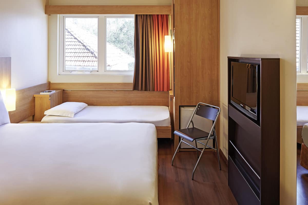 Quarto standard, várias camas | Roupas de cama antialérgicas, frigobar, cofres nos quartos, escrivaninha
