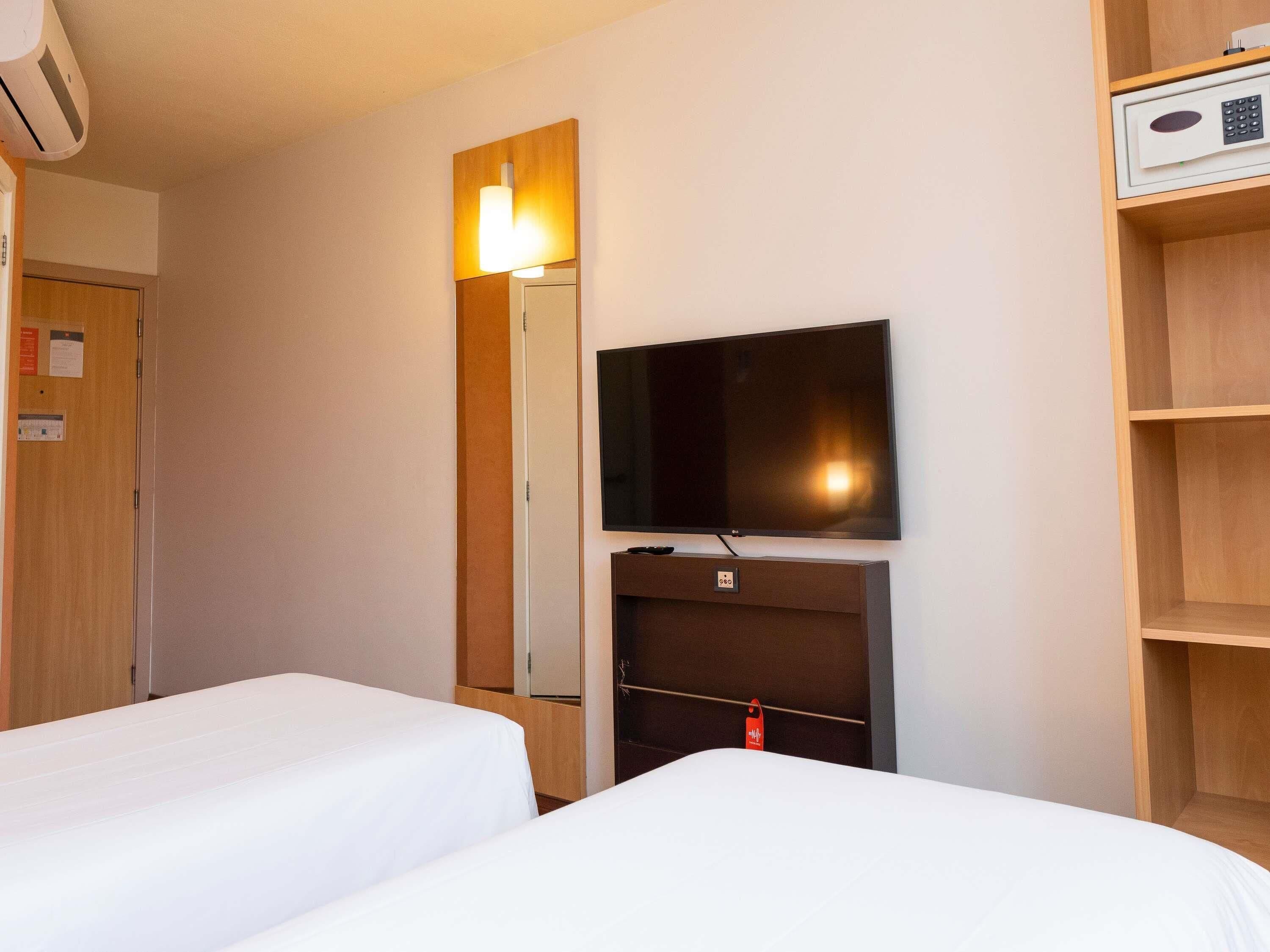 Habitación estándar con 2 camas individuales, 2 camas individuales | Ropa de cama hipoalergénica y minibar 