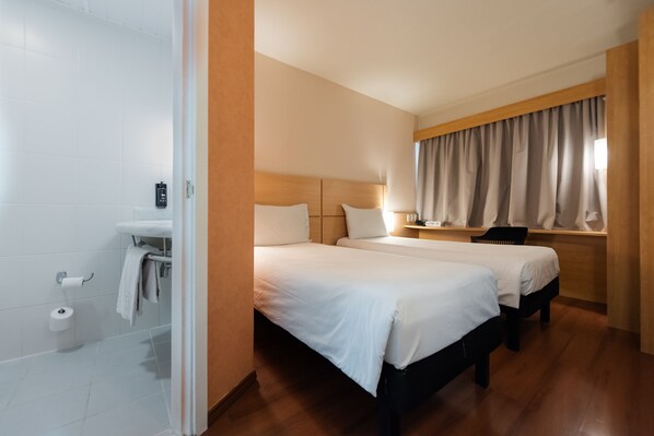 Chambre Standard avec lits jumeaux, 2 lits jumeaux | Literie hypoallergénique, minibar, coffre-fort, bureau