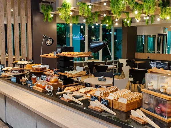 Desayuno buffet los fines de semana (con cargo)