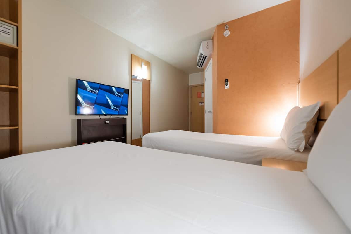 standard twin room, 2 single beds | hypo-allergenic bedding, minibar, in-room safe, desk