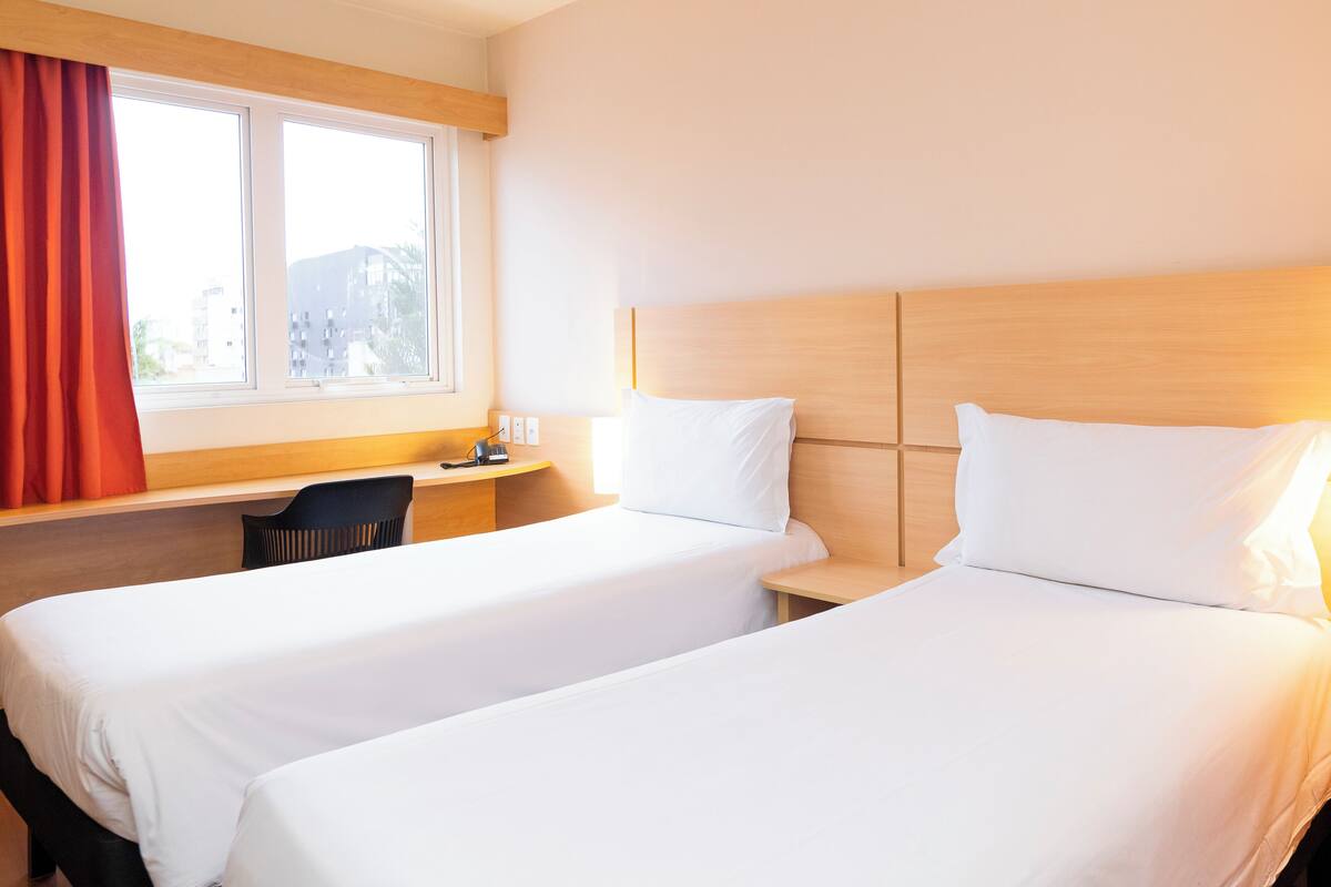 standard twin room, 2 single beds | hypo-allergenic bedding, minibar, in-room safe, desk