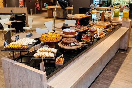 Colazione a buffet a pagamento, servita nel weekend . ibis Porto Alegre Moinhos de Vento