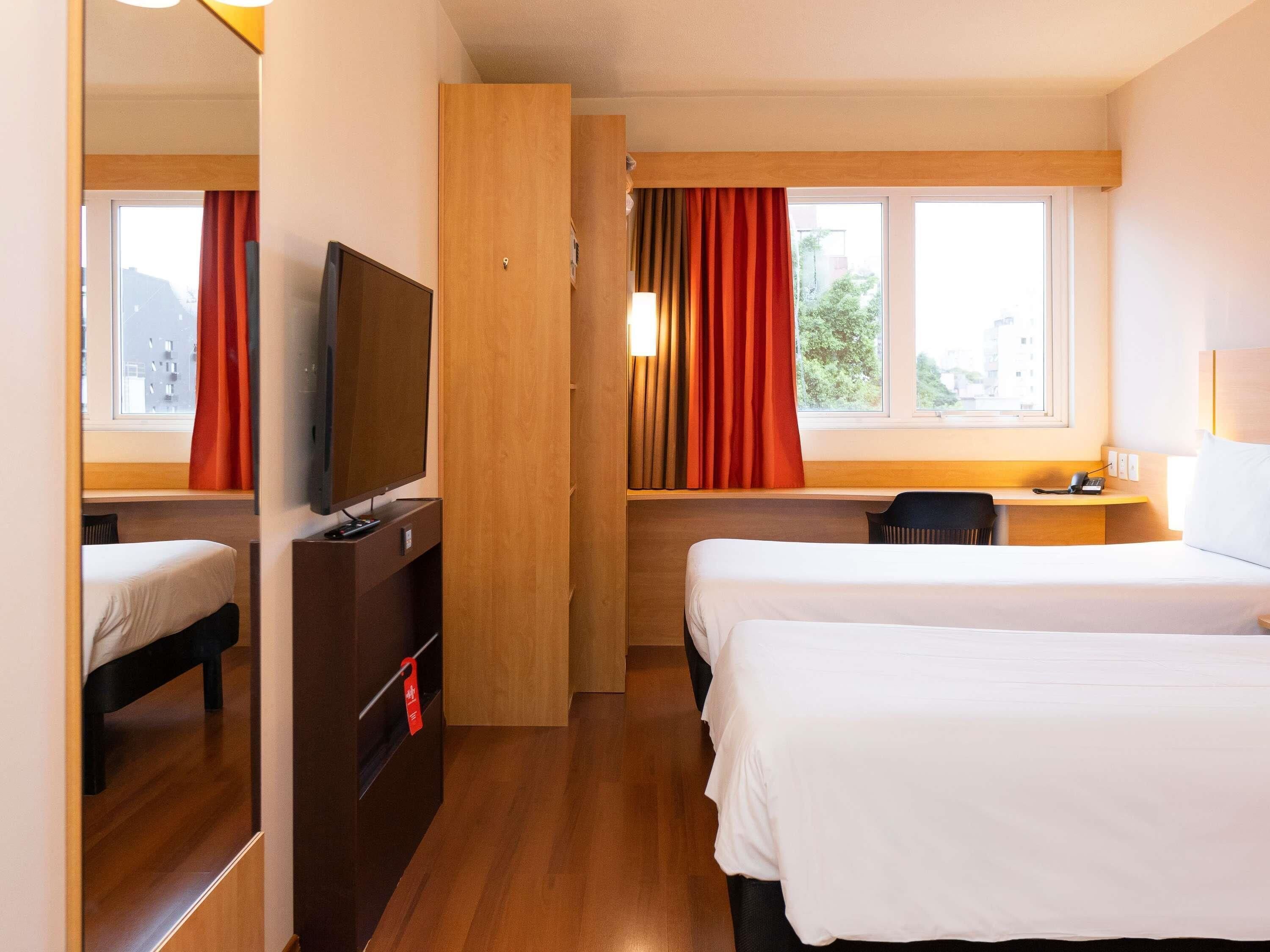 Hypo-allergenic bedding, minibar, in-room safe, desk