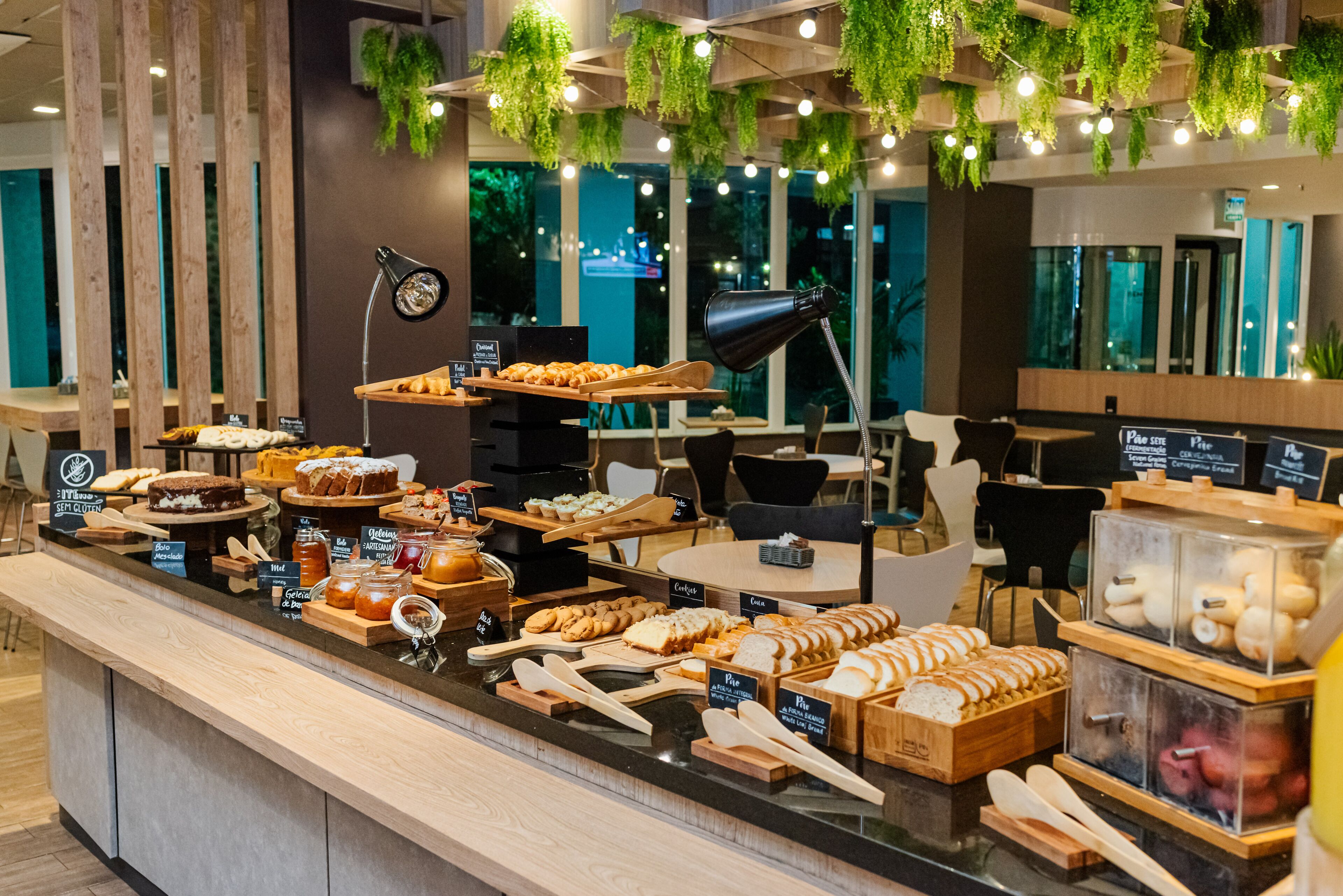 buffet breakfast on weekends (brl 53.00 per person)