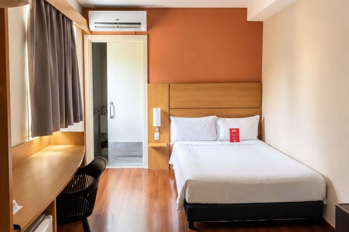 Hypo-allergenic bedding, minibar, in-room safe, desk