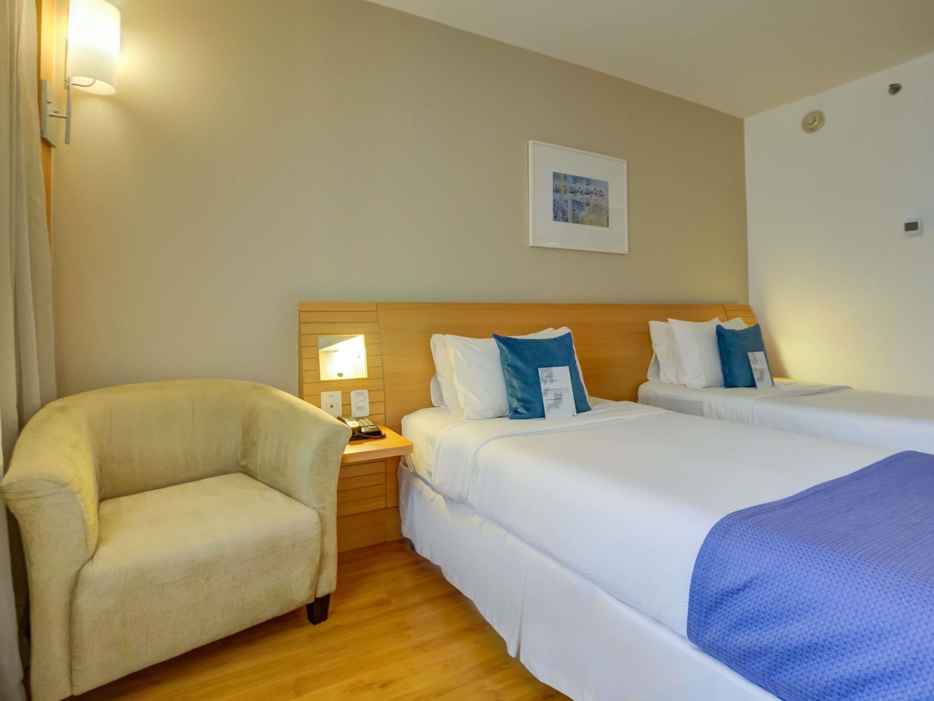 高级双床房, 2 张单人床 | 防过敏的被褥、迷你吧、客房内保险箱、办公桌