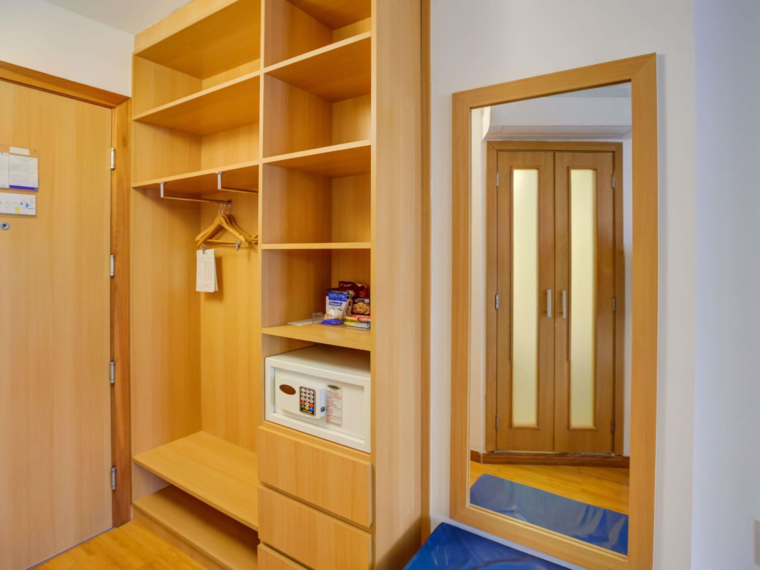 Um closet amplo com várias prateleiras e um pequeno espaço de armazenamento.