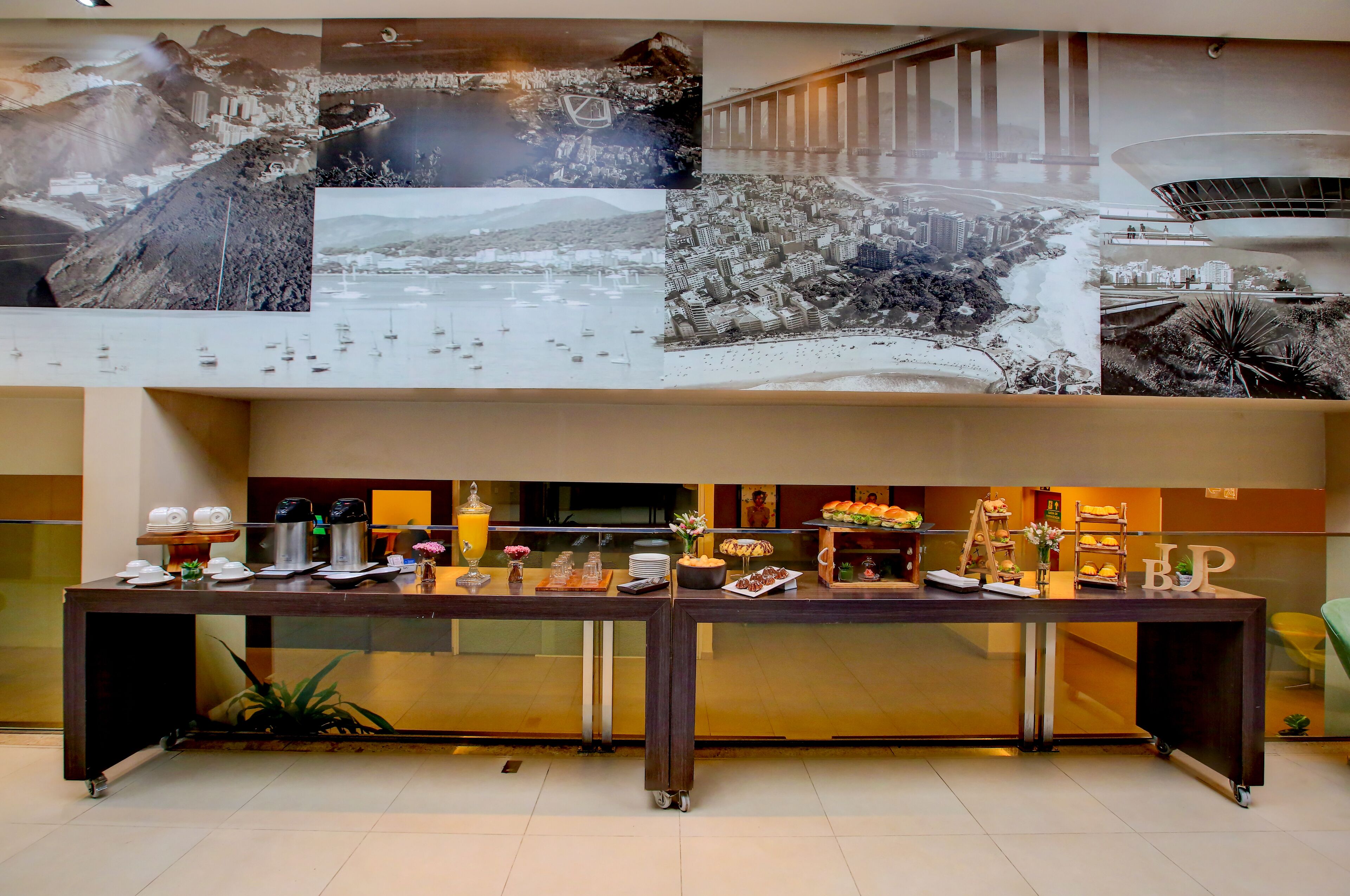 Una mesa de buffet con diferentes opciones de comida y una estación de café.