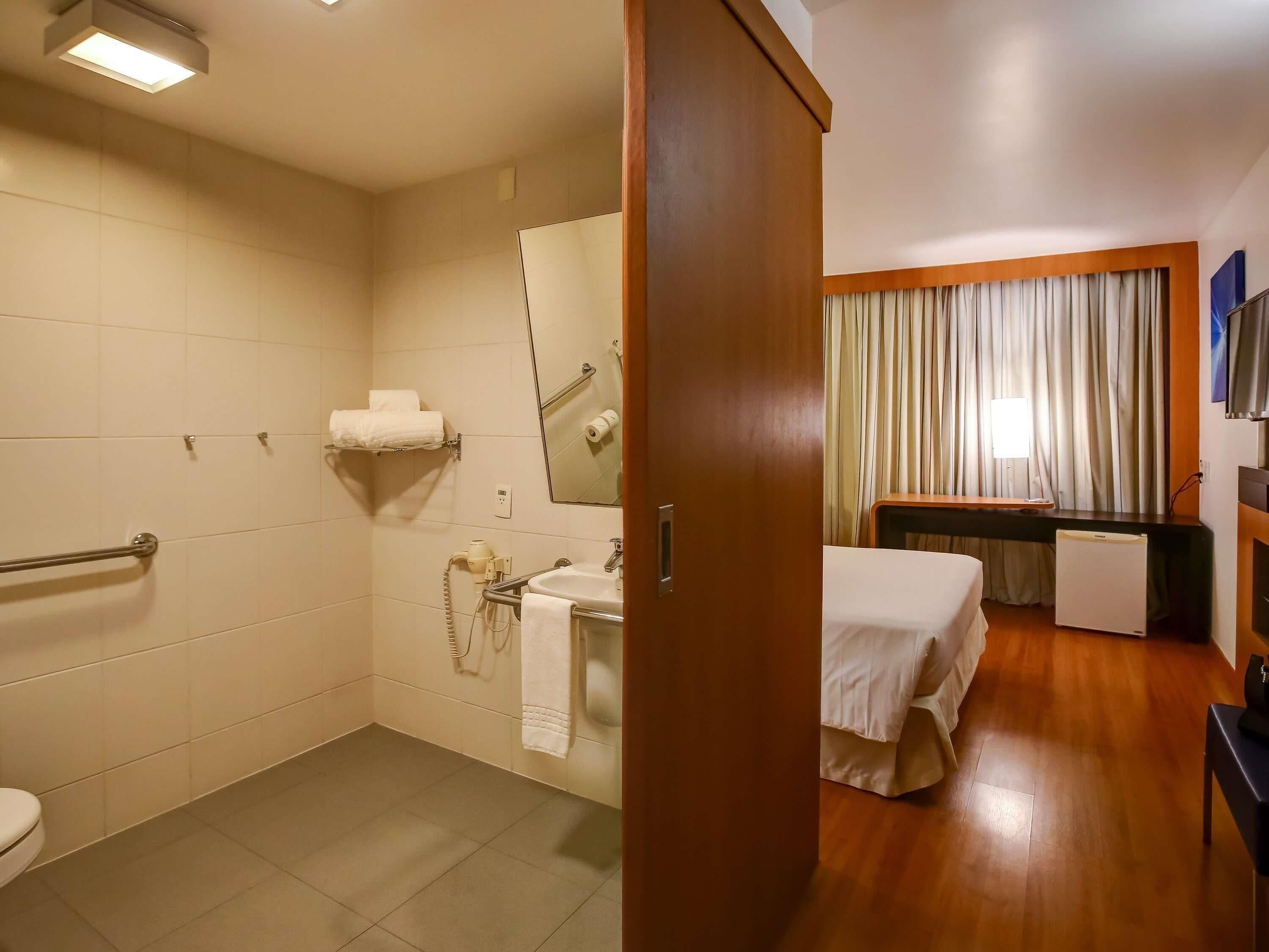 高级房, 1 张双人床, 通行无障碍 | 防过敏的被褥、迷你吧、客房内保险箱、办公桌