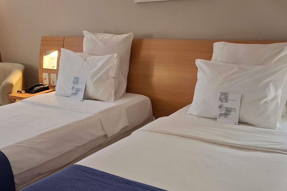 ملاءات للفراش لا تسبب الحساسية وميني بار وخزنة داخل الغرفة ومكتب