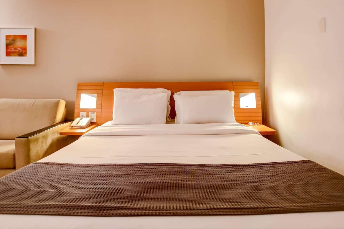 Hypo-allergenic bedding, minibar, in-room safe, desk