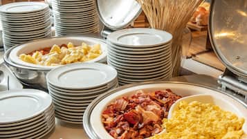 Daily buffet breakfast (BRL 65 per person)