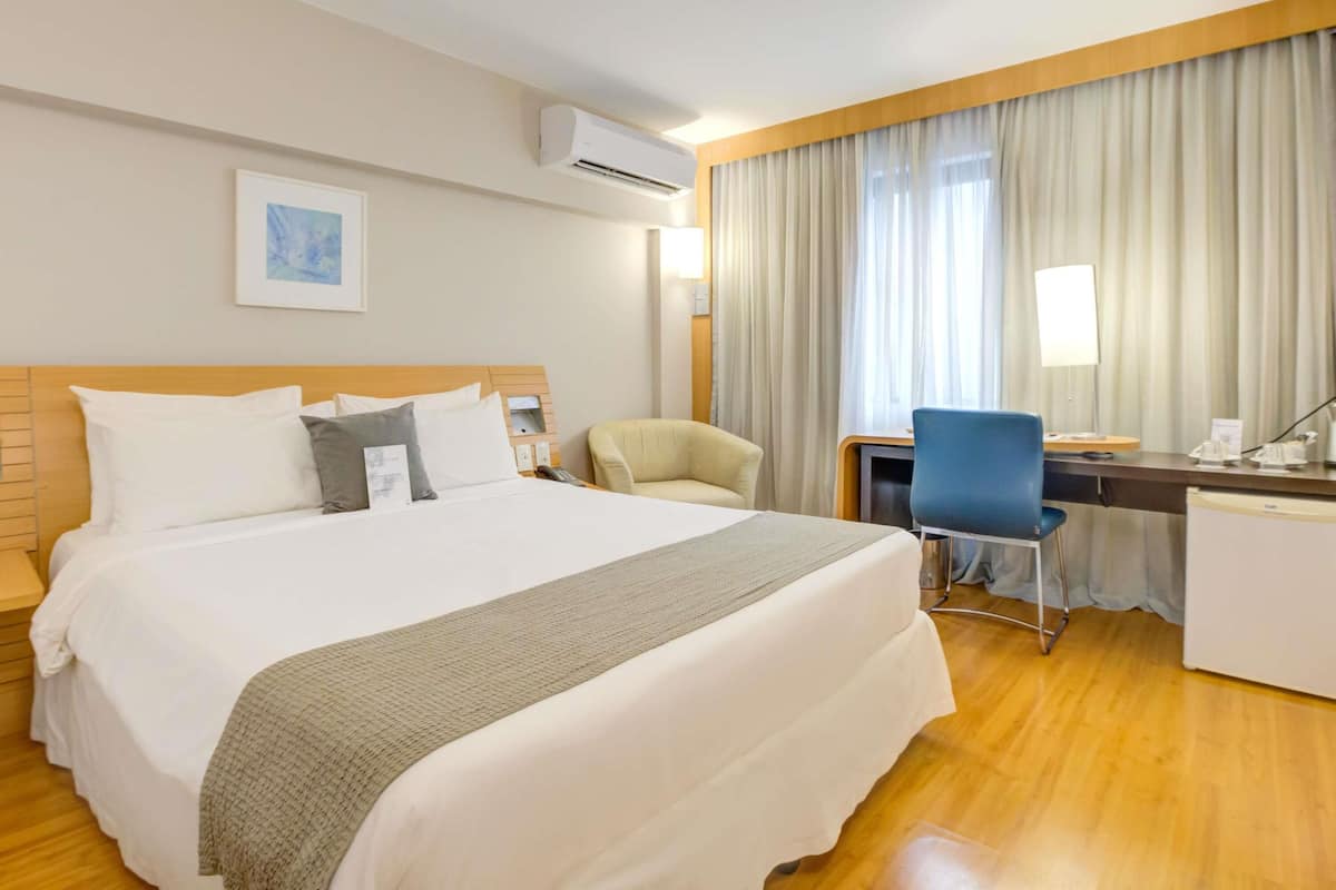 Executive Room, 1 Double Bed | Hypo-allergenic bedding, minibar, in-room safe, desk
