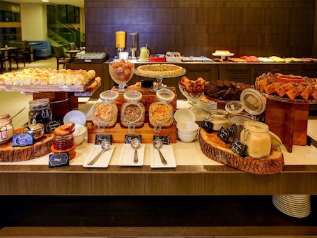 Frühstück, Mittagessen und Abendessen. Novotel RJ Santos Dumont