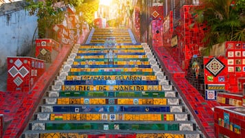 Una escalera con baldosas de colores y detalles decorativos.