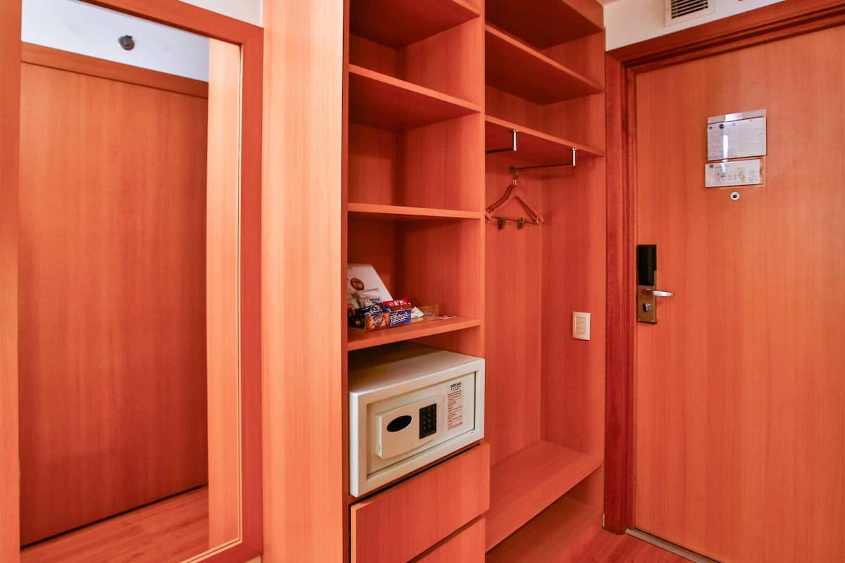Hypo-allergenic bedding, minibar, in-room safe, desk