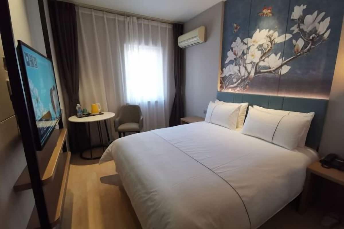 Escritorio, cortinas blackout y tabla de planchar con plancha