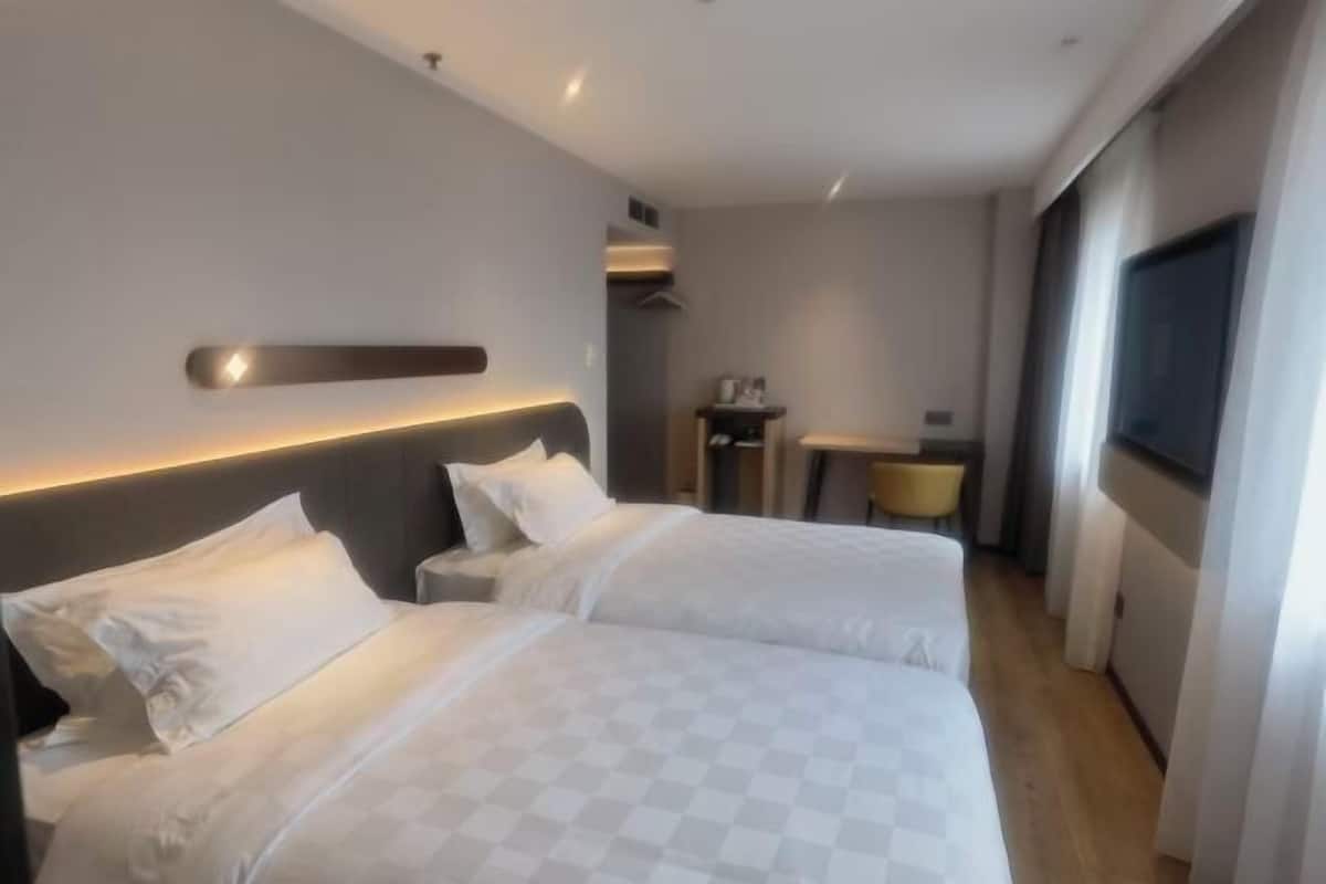 Escritorio, cortinas blackout y tabla de planchar con plancha