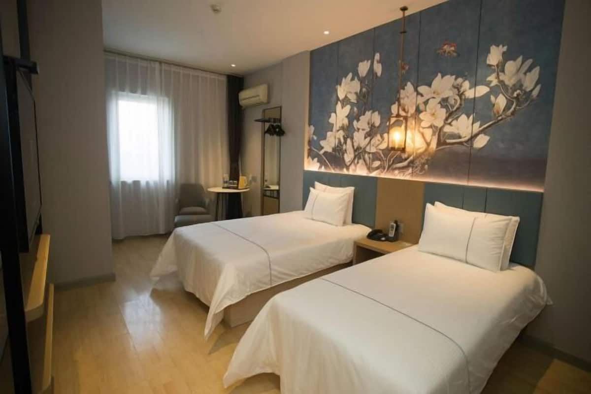 Escritorio, cortinas blackout y tabla de planchar con plancha