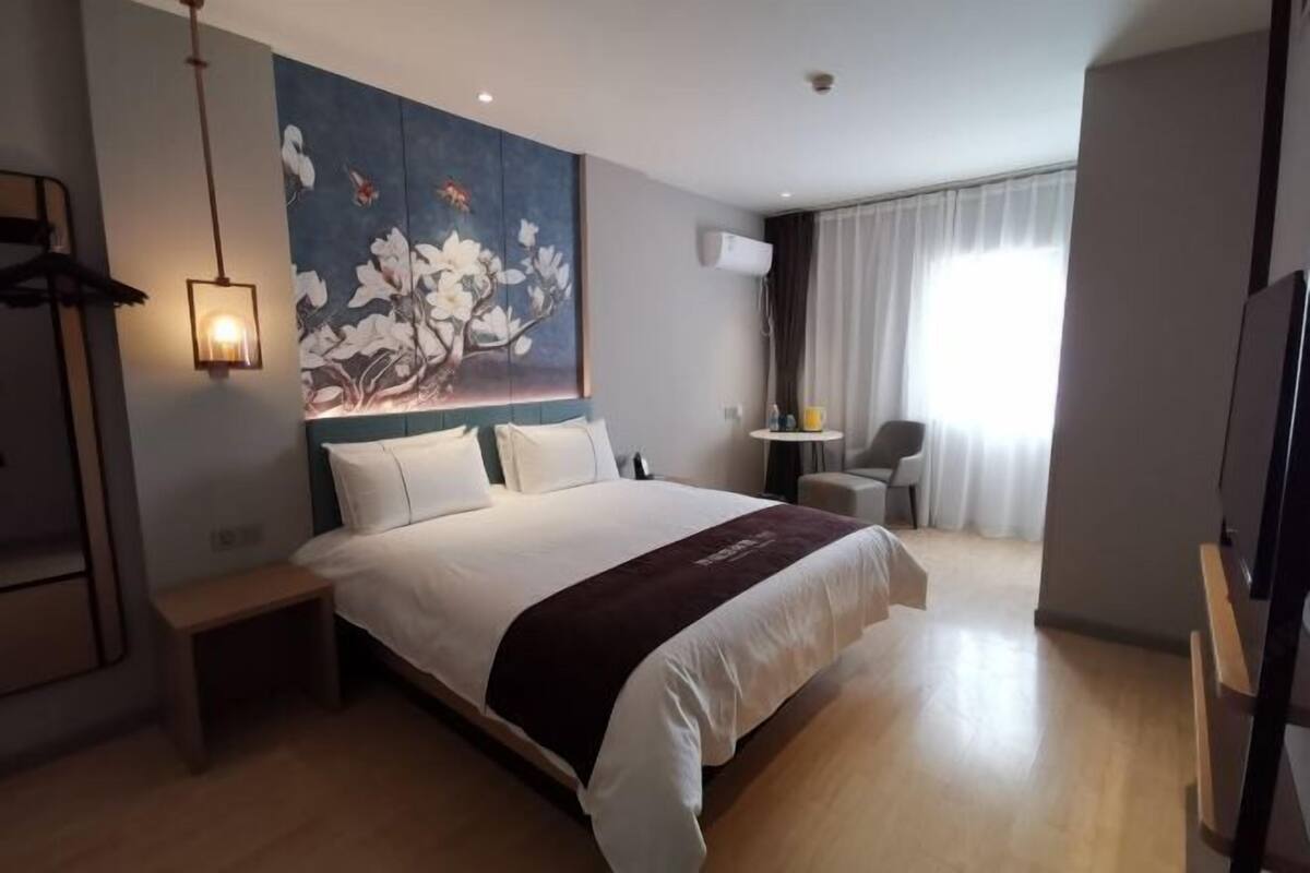 Escritorio, cortinas blackout y tabla de planchar con plancha