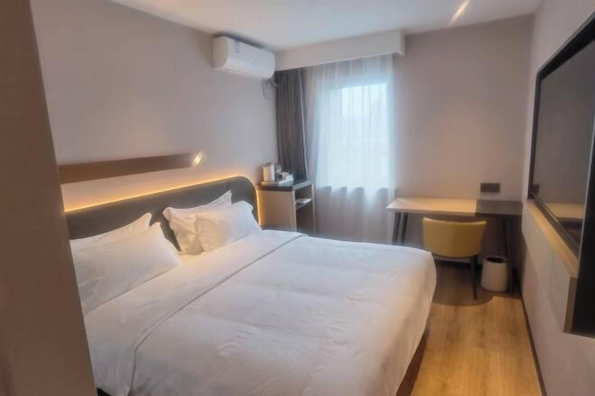 Escritorio, cortinas blackout y tabla de planchar con plancha