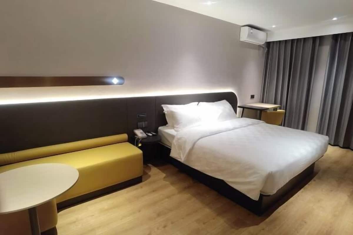 Escritorio, cortinas blackout y tabla de planchar con plancha