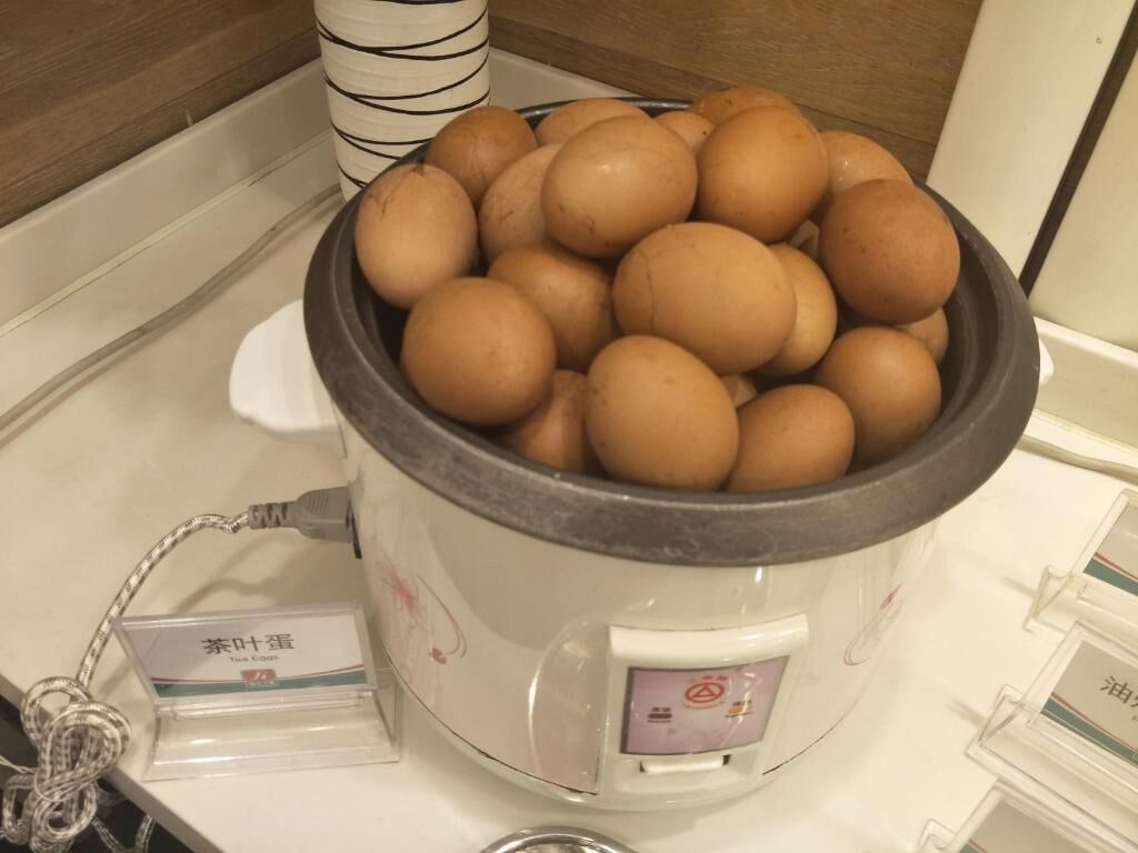 Hitaasti kypsentävä uuni, joka on täytetty munilla ja asetettu keittiön työtasolle.