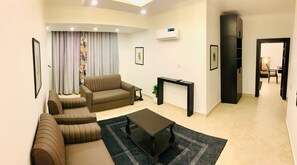 Egyptian cotton sheets, down duvets, Tempur-Pedic beds, minibar - Hotel Bon Voyage (Lagos)