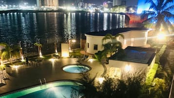 Una piscina al aire libre, camas de piscina gratis, sombrillas