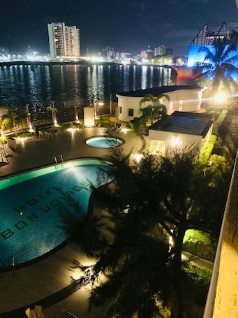 Una piscina al aire libre, camas de piscina gratis, sombrillas