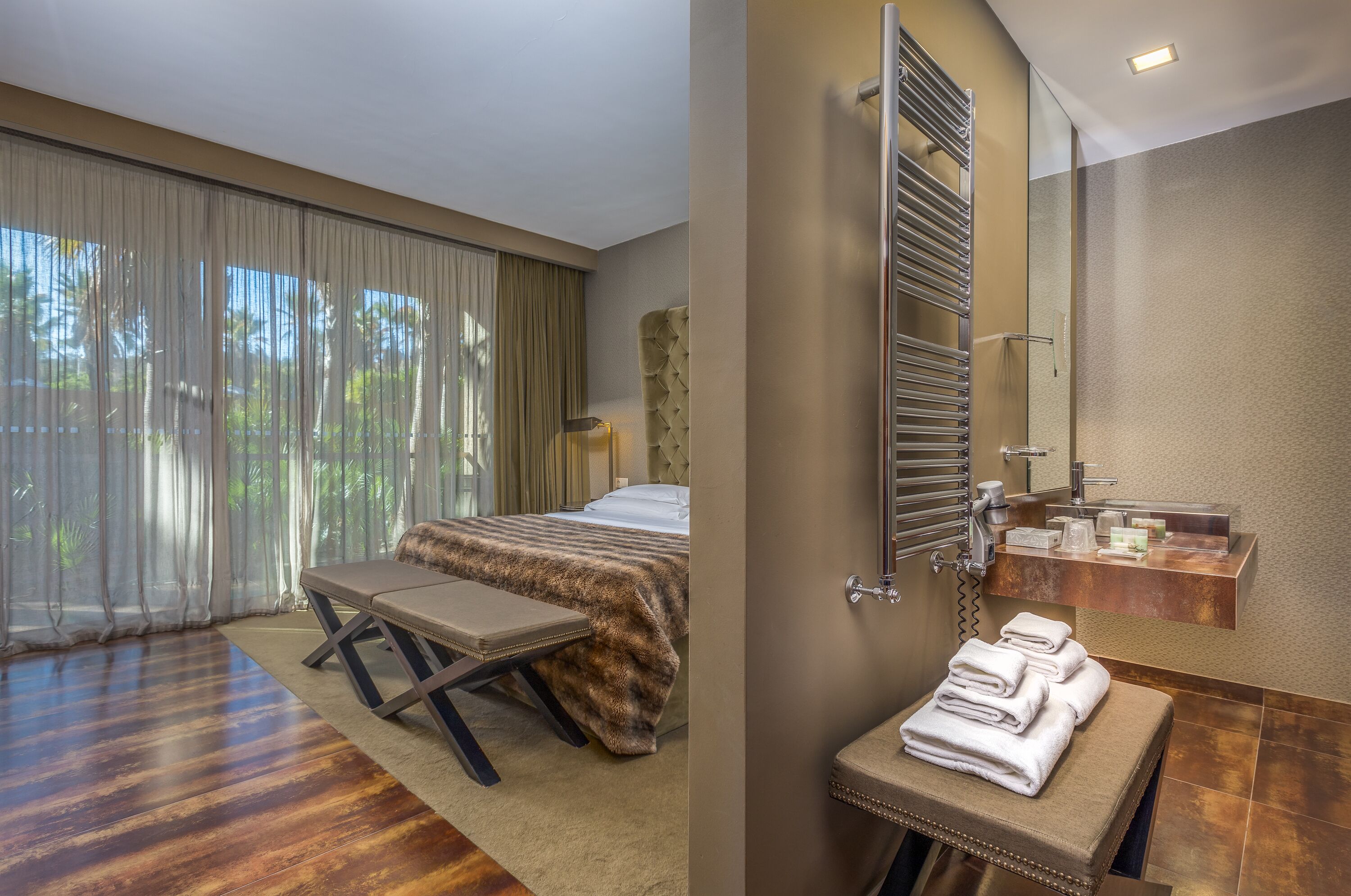 deluxe double or twin room | 1 bedroom, minibar, in-room safe, blackout curtains