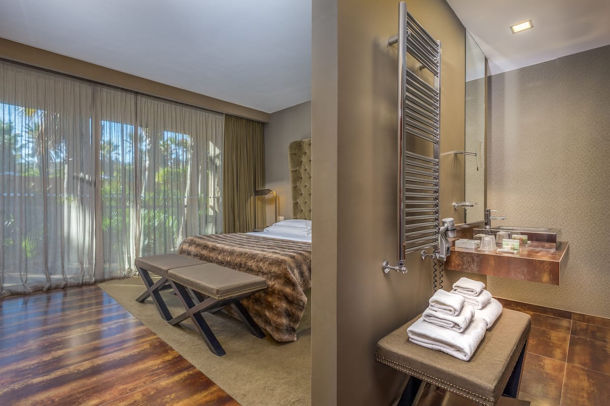 deluxe double or twin room | 1 bedroom, minibar, in-room safe, blackout curtains