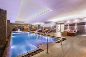 室內游泳池和3 座室外游泳池,提供泳池遮陽傘和日光浴躺椅