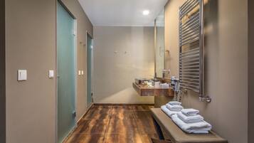 Superior Double or Twin Room, Garden View | Bathroom