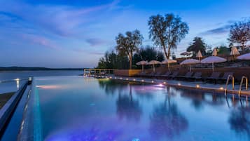 Piscina coberta, 3 piscines a l'aire lliure, para-sols i gandules