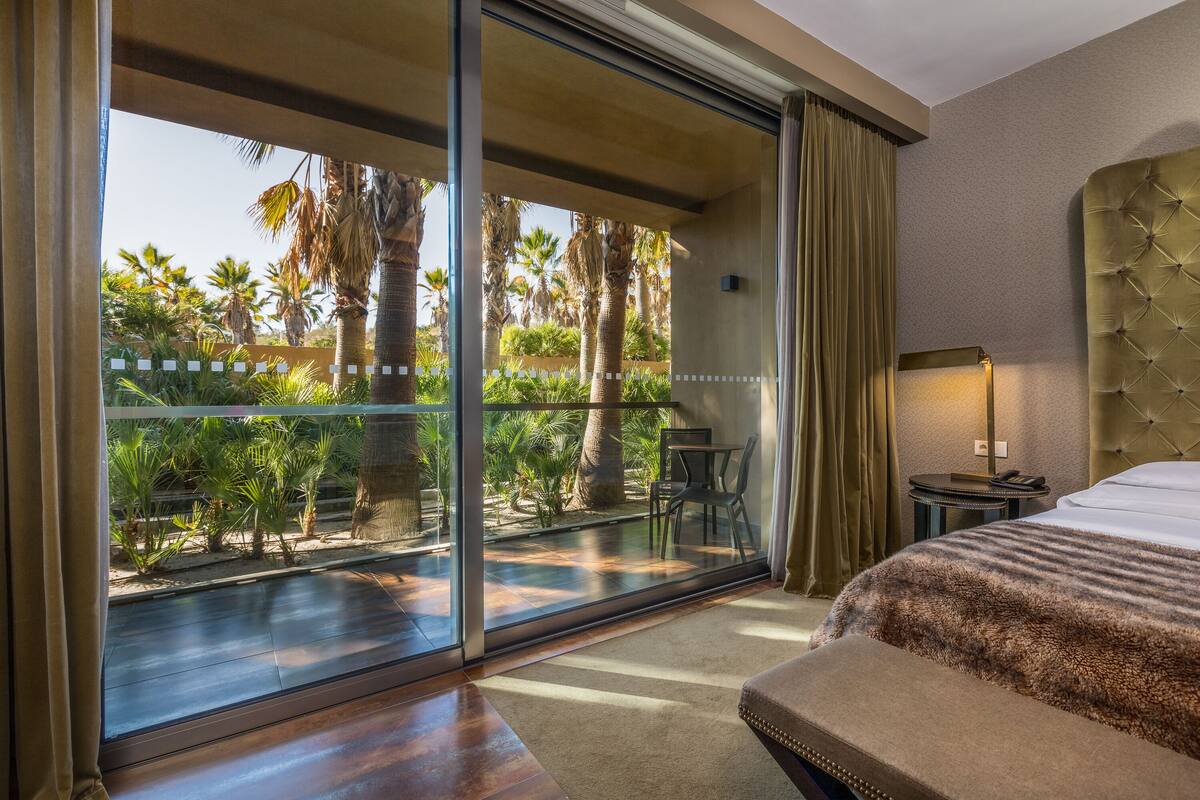 deluxe double or twin room | 1 bedroom, minibar, in-room safe, blackout curtains