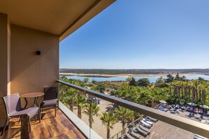 Habitación superior con 1 cama doble o 2 individuales, vistas al lago | Vistas del balcón