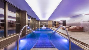 Piscina coberta, 3 piscines a l'aire lliure, para-sols i gandules