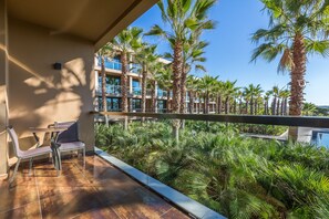 Habitación superior con 1 cama doble o 2 individuales, vistas al jardín | Vistas del balcón