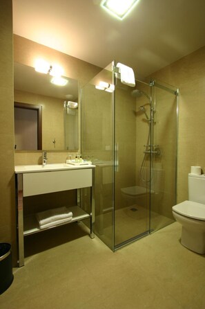 Shower, rainfall showerhead, hair dryer, towels - Hotel Dinastía (Getafe)