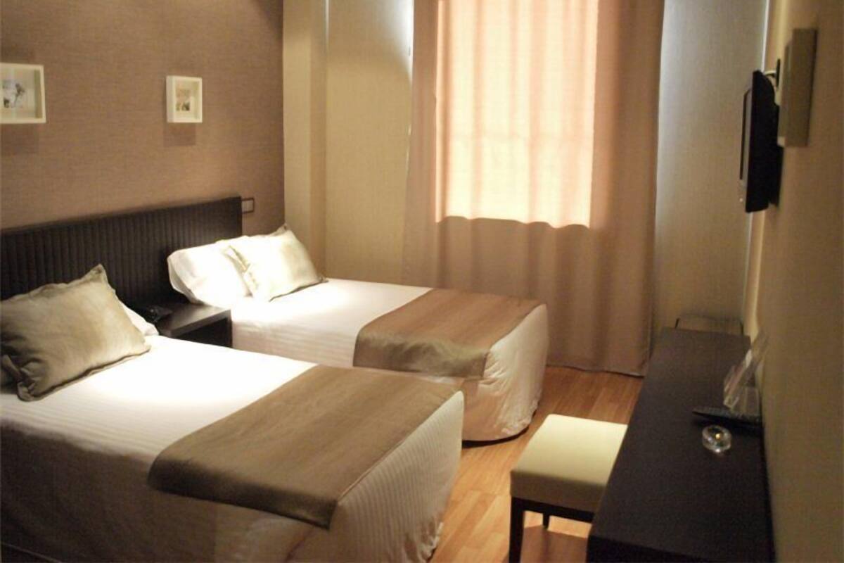 ห้องทวิน | ผ้านวมขนเป็ด, โต๊ะทำงาน, เตารีด/โต๊ะรีดผ้า, Wi-Fi ฟรี